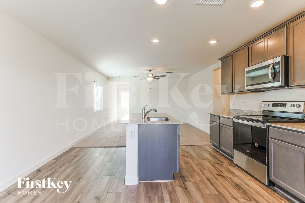 1032 W 20th St - Photo 6 of 16