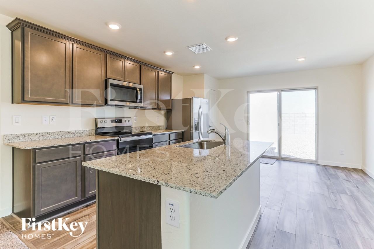 1032 W 20th St - Photo 7 of 16