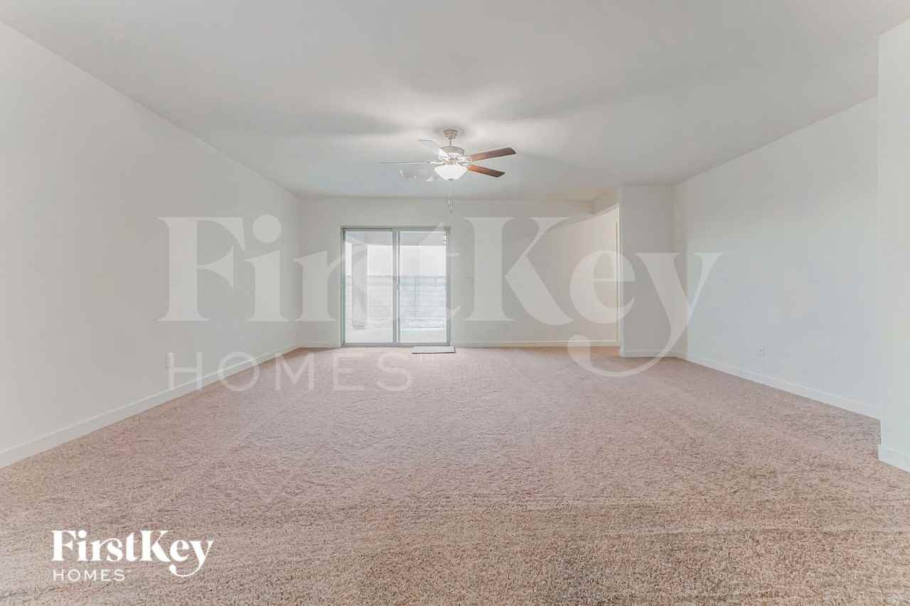 976 W 20th St - Photo 2 of 16