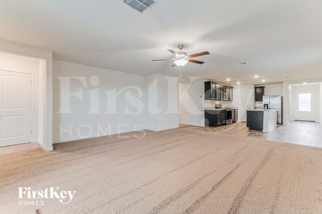 976 W 20th St - Photo 4 of 16