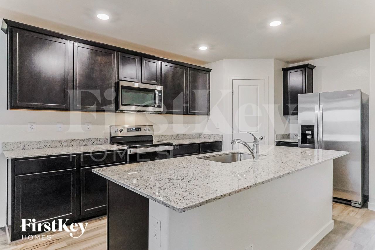 976 W 20th St - Photo 6 of 16