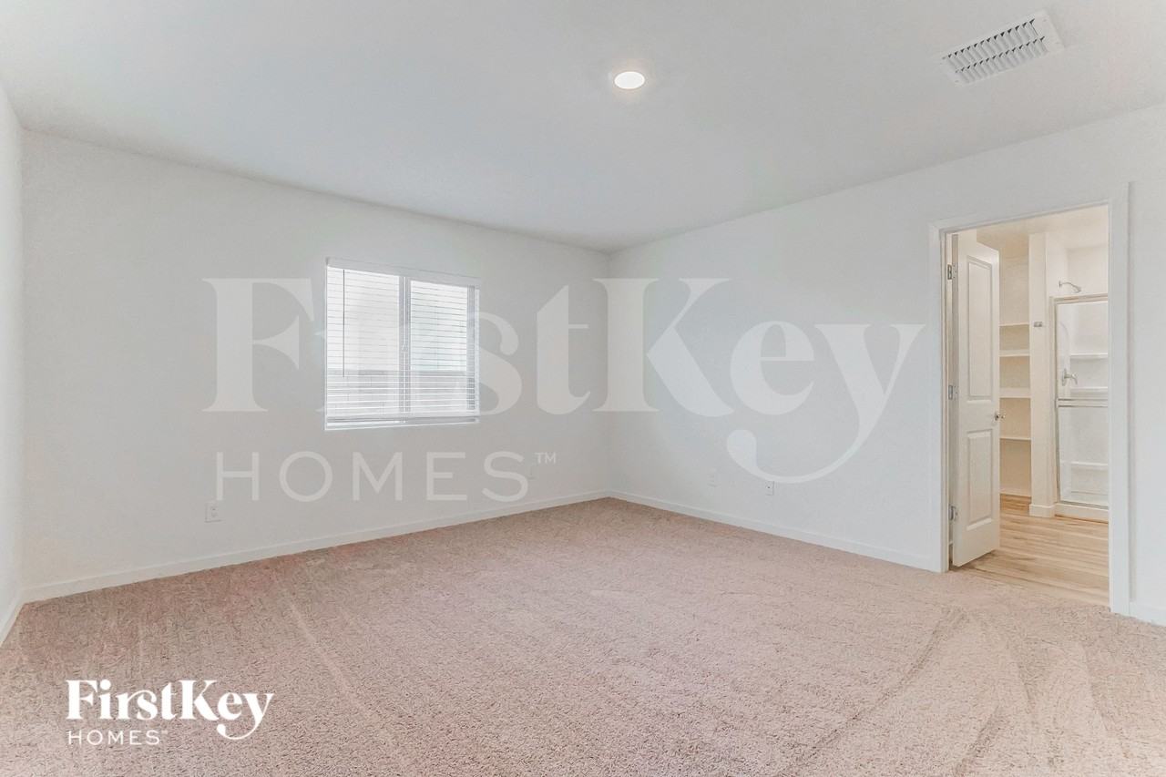 976 W 20th St - Photo 7 of 16