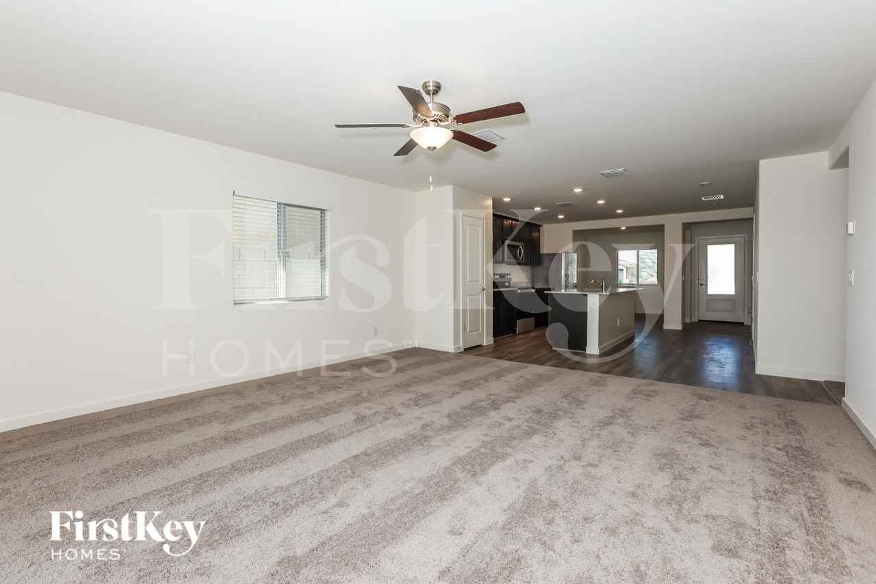 967 W 20th St - Photo 3 of 16