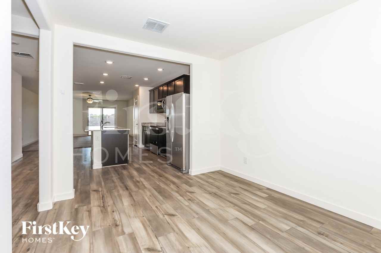 967 W 20th St - Photo 4 of 16