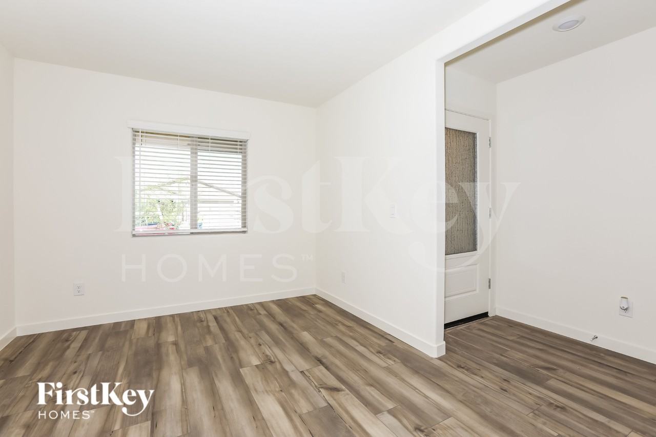 967 W 20th St - Photo 5 of 16