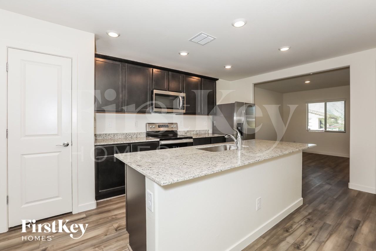 967 W 20th St - Photo 7 of 16