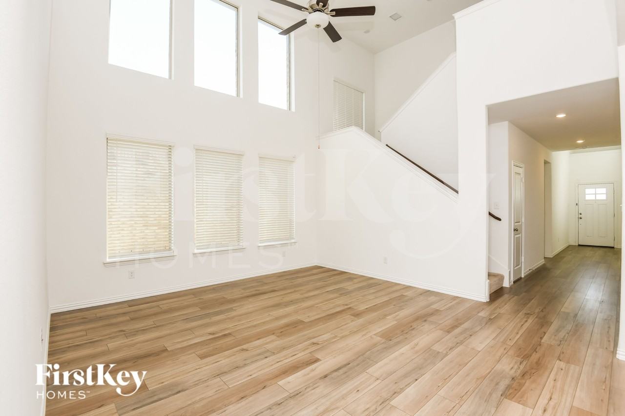 2512 Northcote Dr - Photo 3 of 19