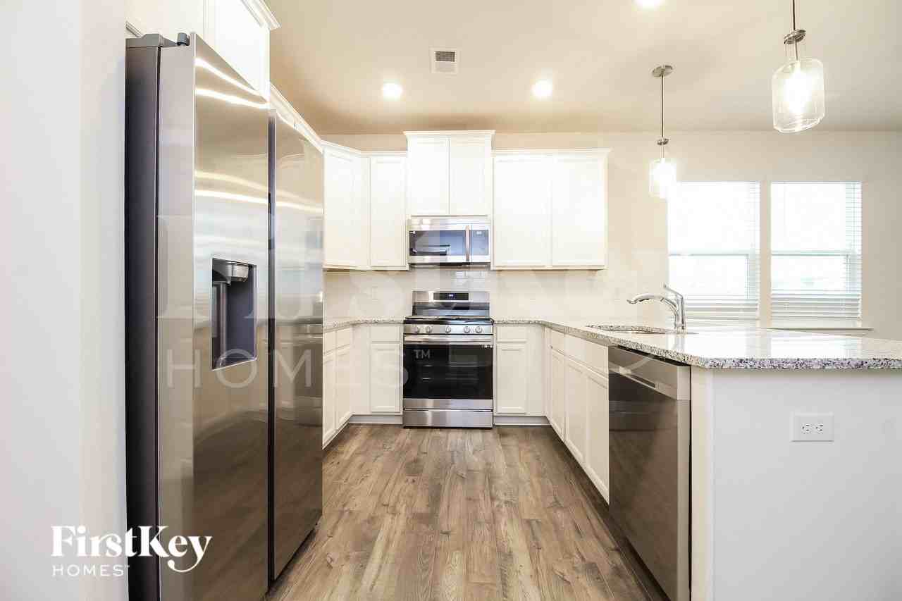 423 Stonefence Drive - Photo 5 of 15