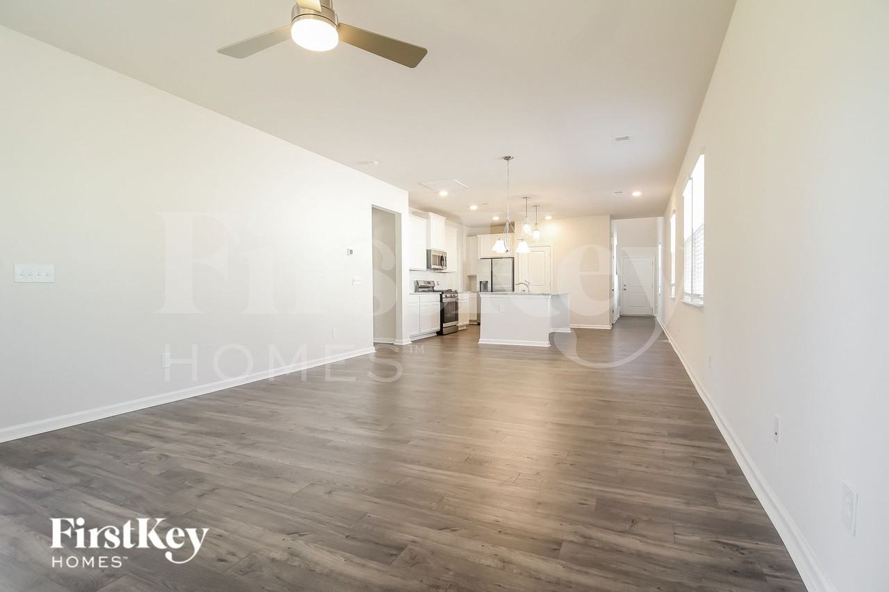 530 Hillpark Ln - Photo 3 of 15