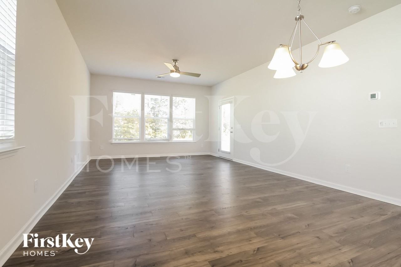 530 Hillpark Ln - Photo 4 of 15