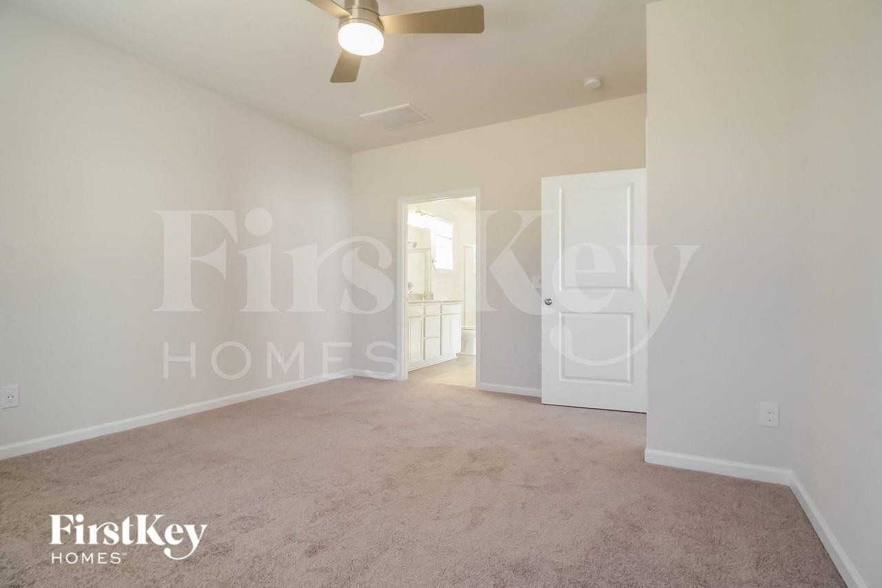 530 Hillpark Ln - Photo 7 of 15