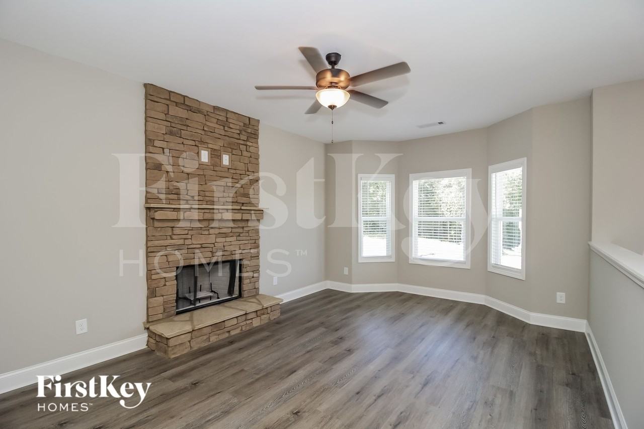 108 Woodside Ct - Photo 2 of 15