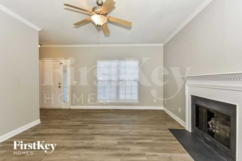 811 Royal Oaks Dr - Photo 3 of 15