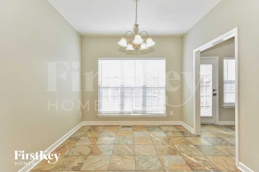 811 Royal Oaks Dr - Photo 5 of 15