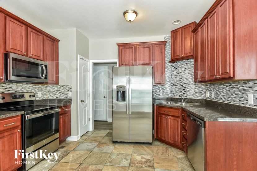 811 Royal Oaks Dr - Photo 7 of 15