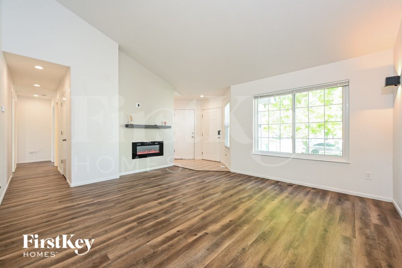 3373 Holly Hock Ct - Photo 4 of 15