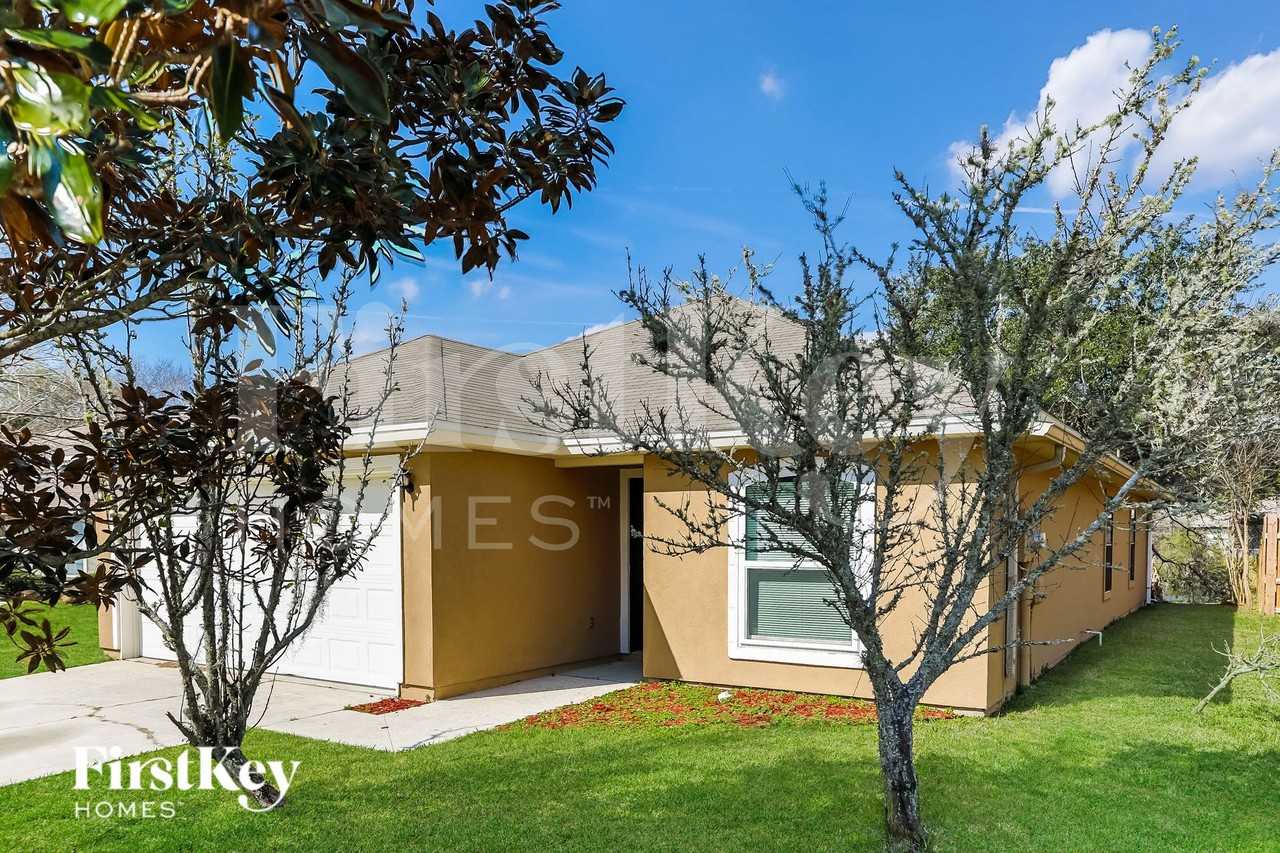 5725 Suwanee Park Court - Photo 3 of 15