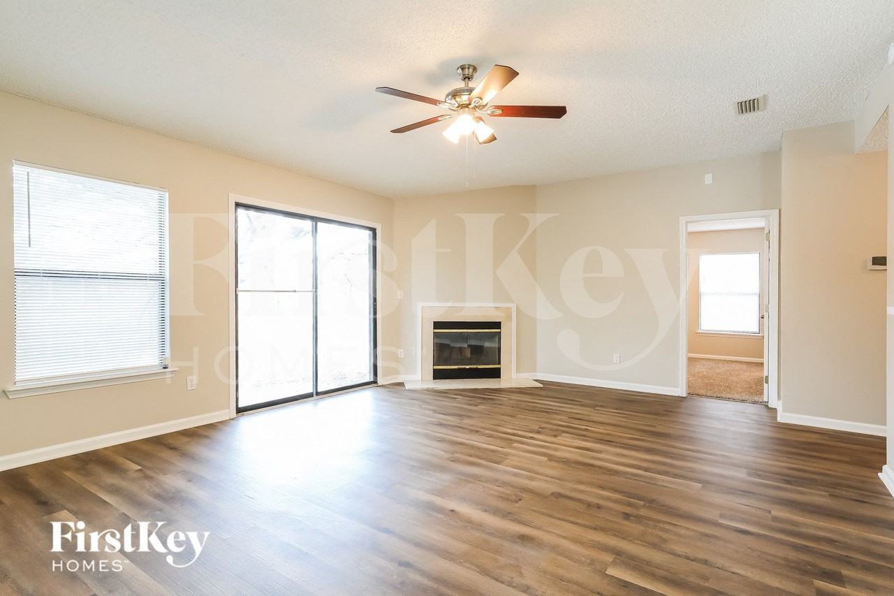 5725 Suwanee Park Court - Photo 4 of 15