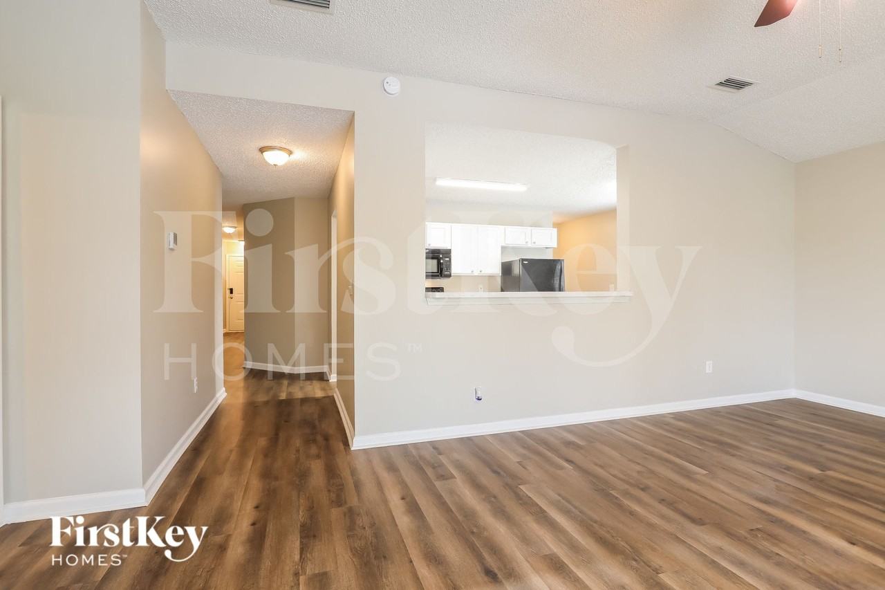 5725 Suwanee Park Court - Photo 5 of 15