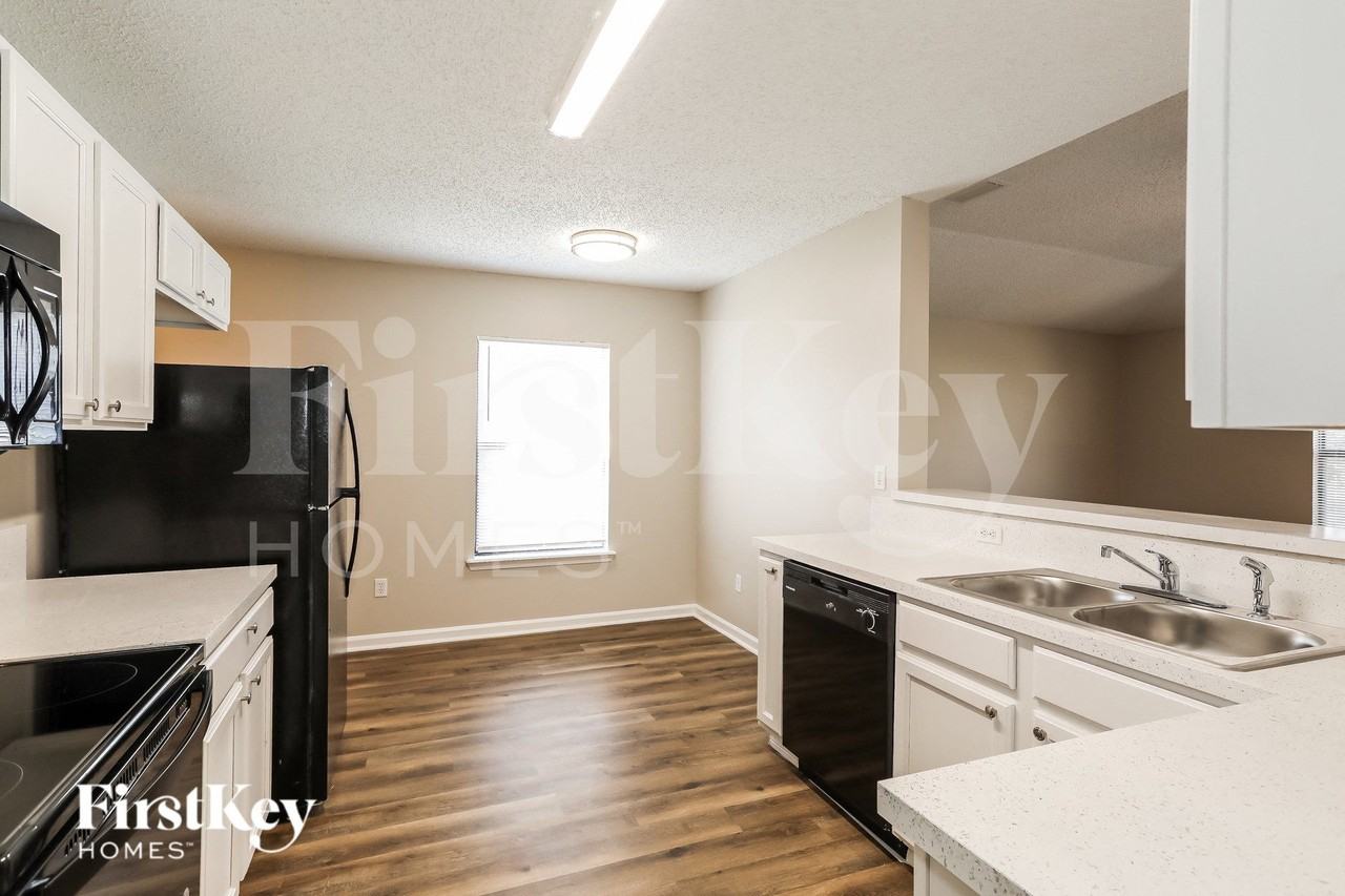 5725 Suwanee Park Court - Photo 6 of 15