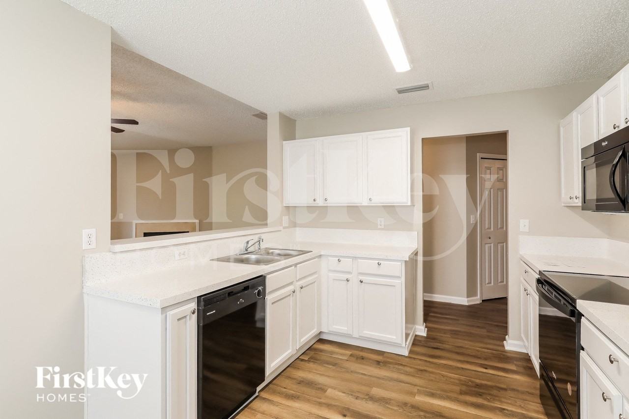 5725 Suwanee Park Court - Photo 7 of 15