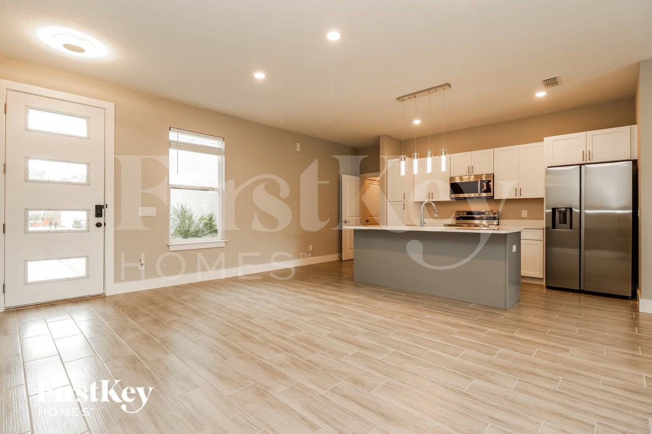 327 Churchill Ct - Photo 2 of 15