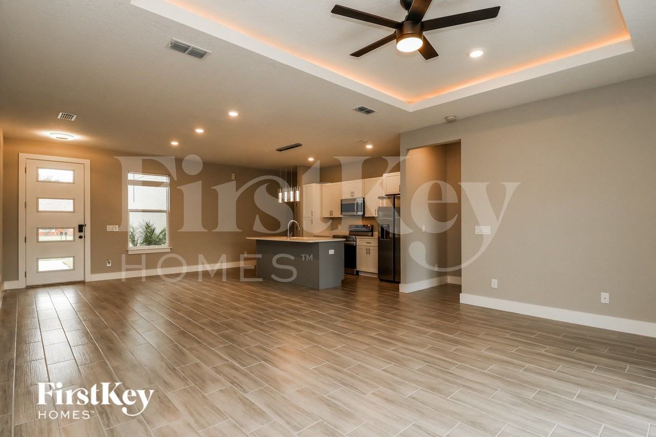 327 Churchill Ct - Photo 4 of 15