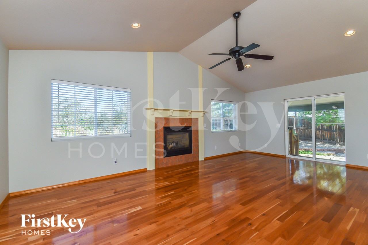 8036 Oliver Rd - Photo 4 of 15