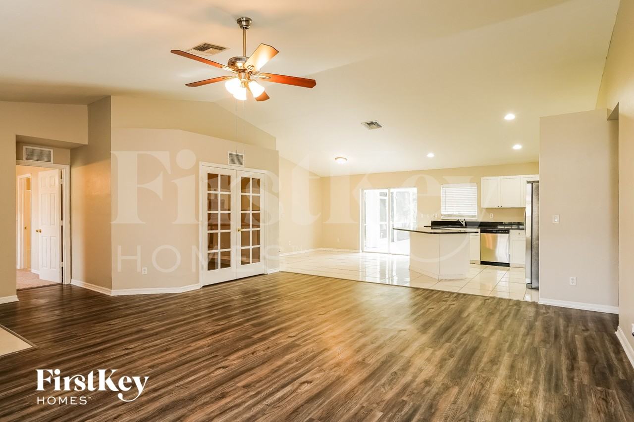 2709 Sw 4th Ave - Photo 3 of 15