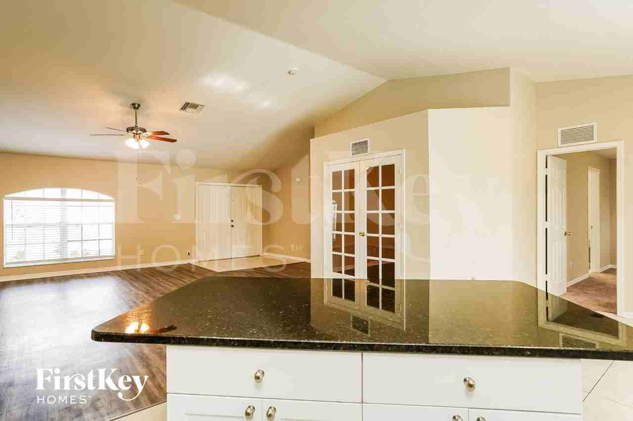 2709 Sw 4th Ave - Photo 7 of 15