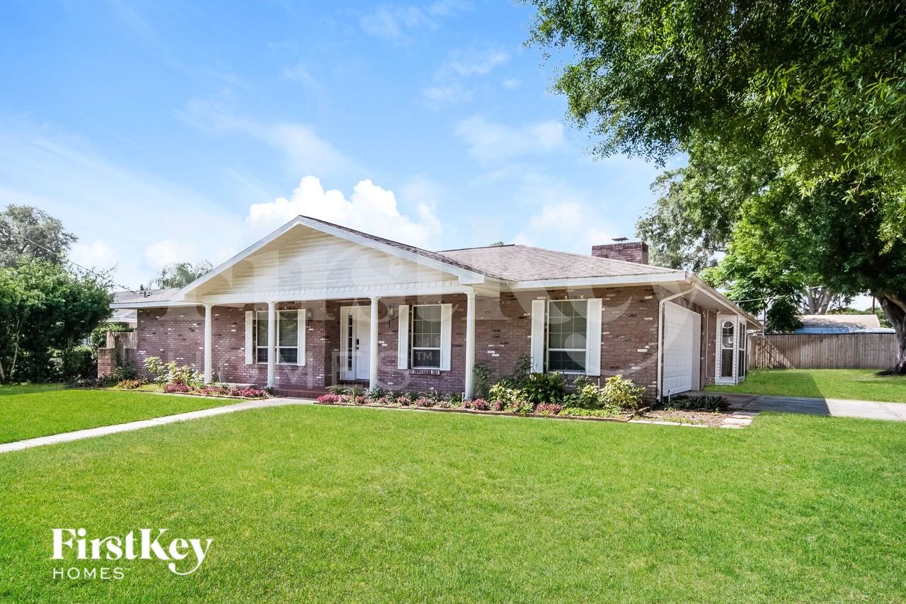 815 Lake Elbert Court - Photo 2 of 16