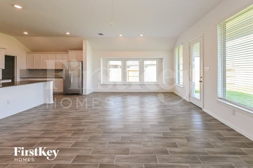 14907 Lake Shore Ave - Photo 3 of 15