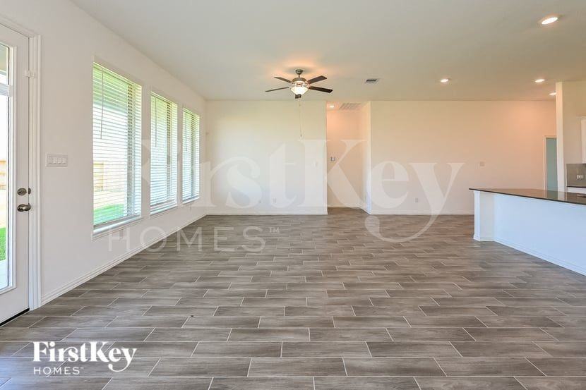 14907 Lake Shore Ave - Photo 4 of 15