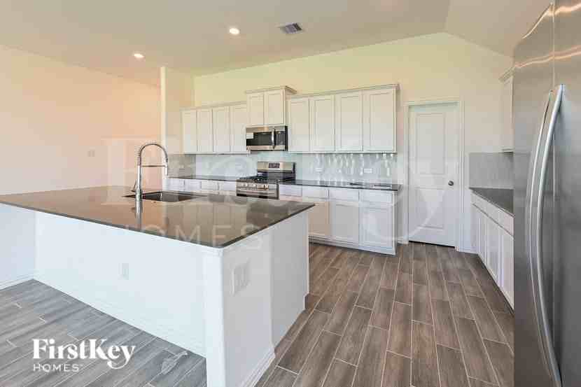 14907 Lake Shore Ave - Photo 5 of 15