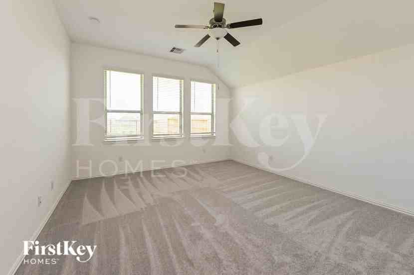 14907 Lake Shore Ave - Photo 7 of 15