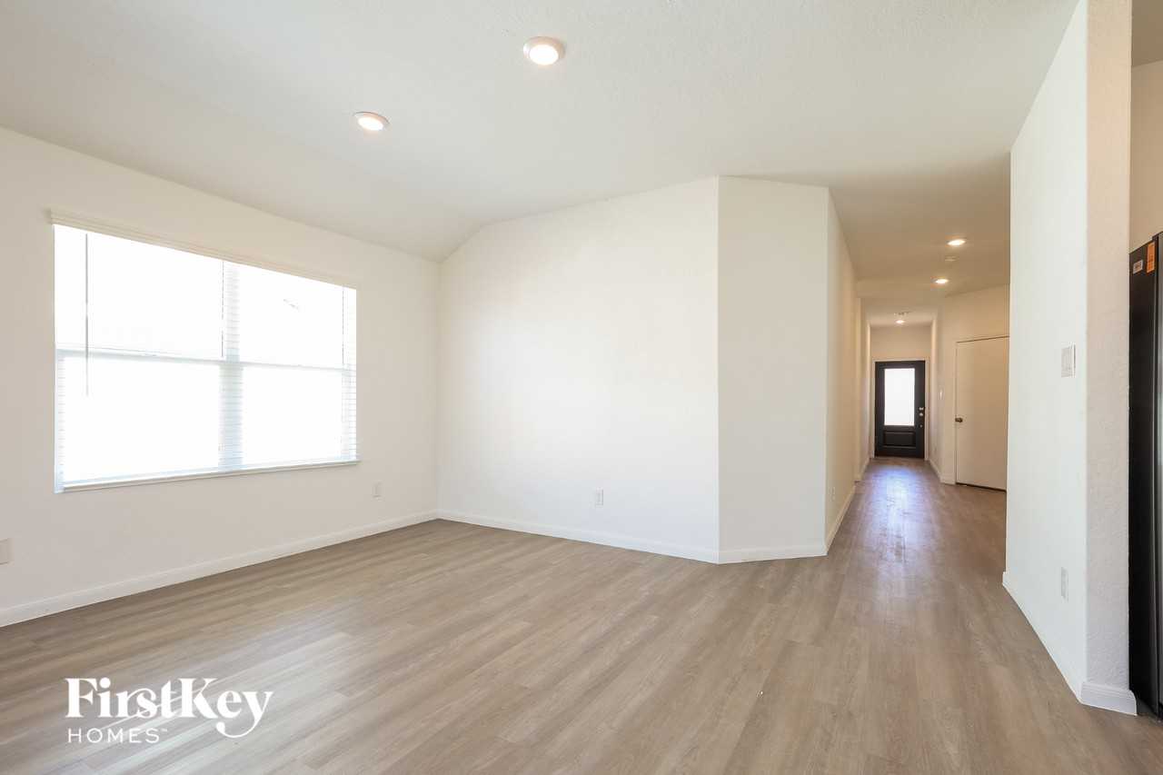 10626 Vinateros Dr - Photo 5 of 15