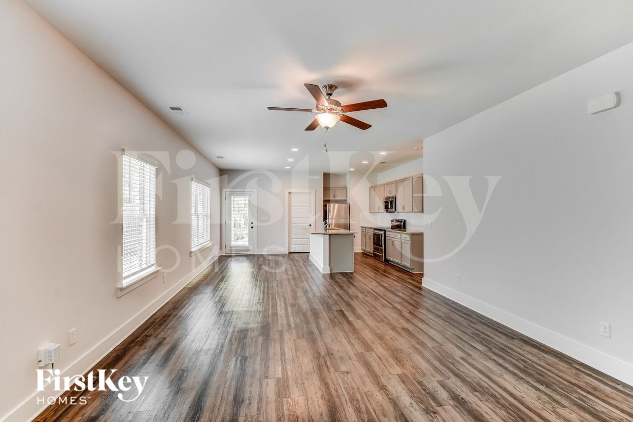 1410 Woodridge Pl - Photo 3 of 16