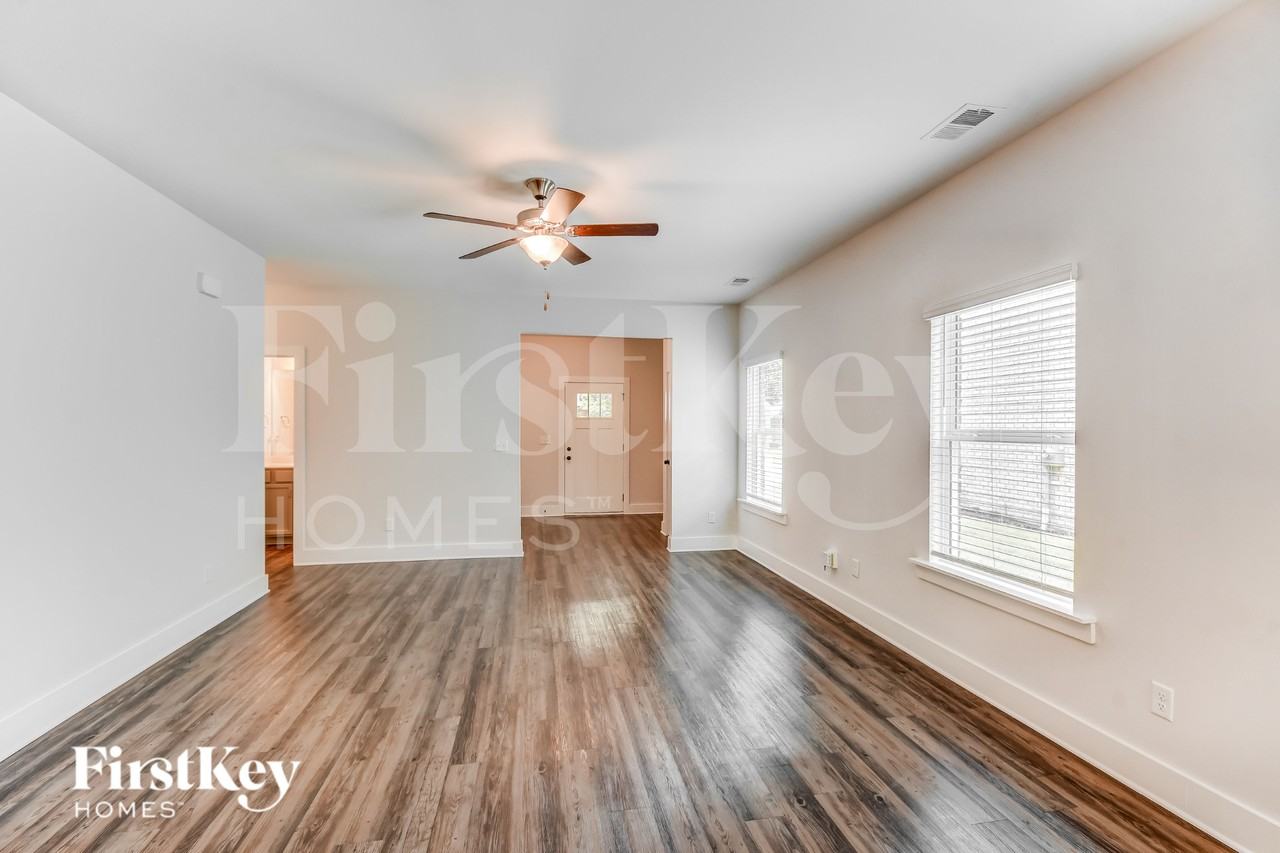 1410 Woodridge Pl - Photo 4 of 16