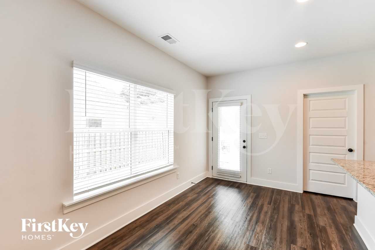 1410 Woodridge Pl - Photo 5 of 16