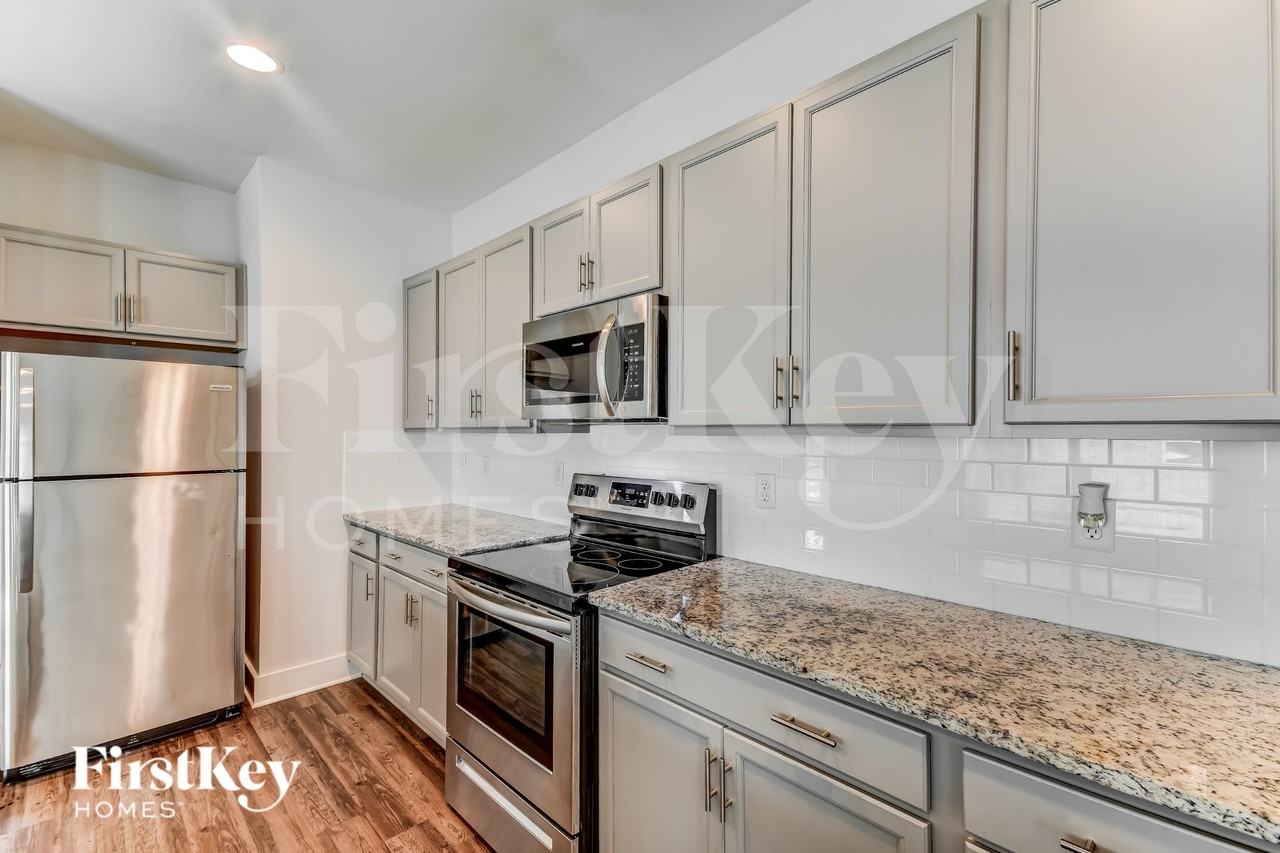 1410 Woodridge Pl - Photo 6 of 16