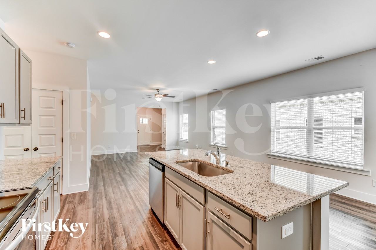 1410 Woodridge Pl - Photo 7 of 16
