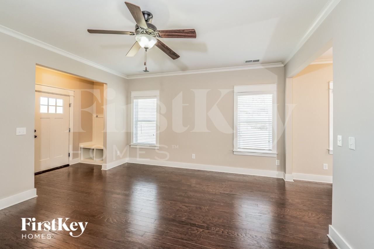 1470 Woodridge Pl - Photo 2 of 16