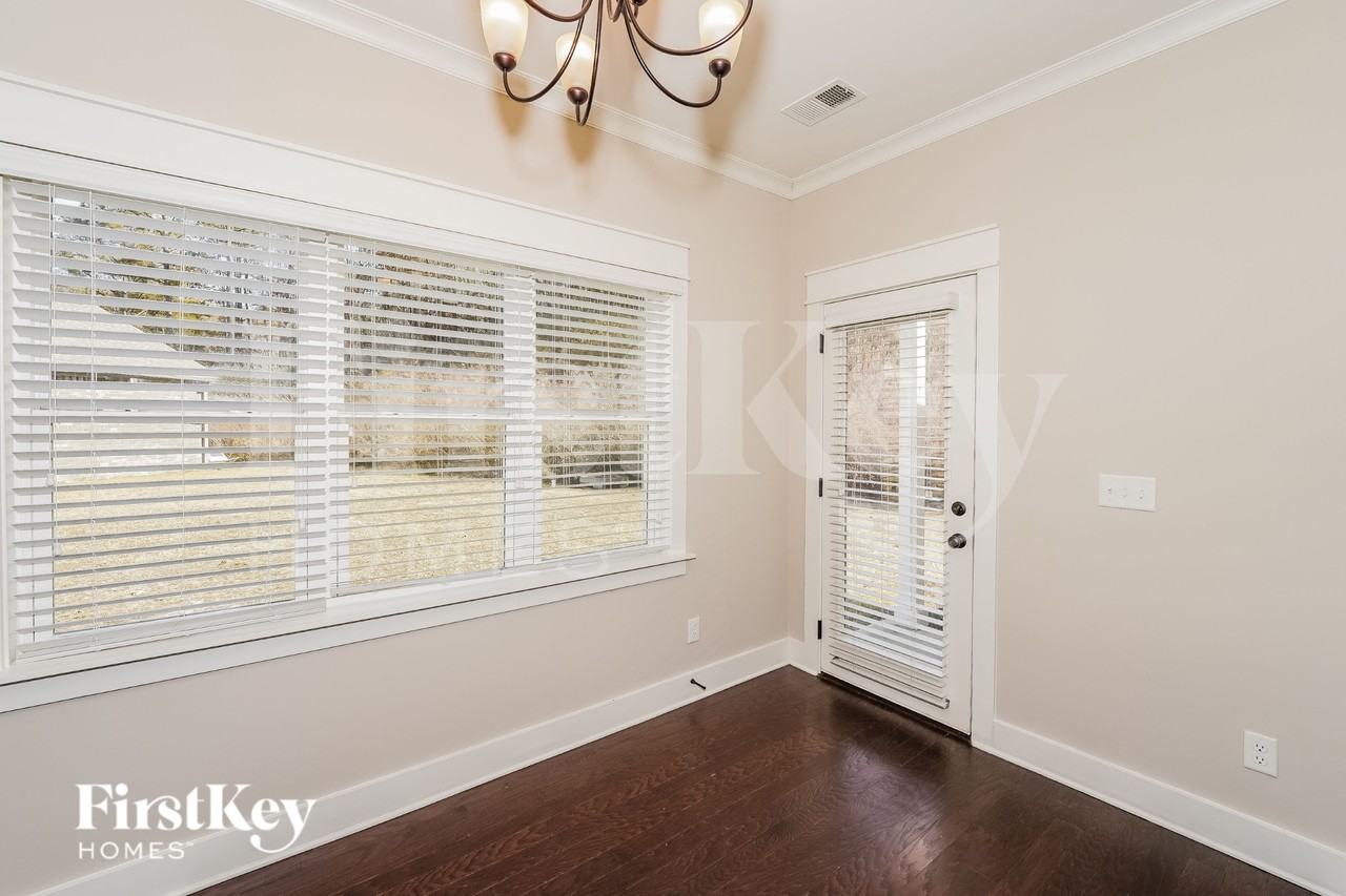 1470 Woodridge Pl - Photo 4 of 16