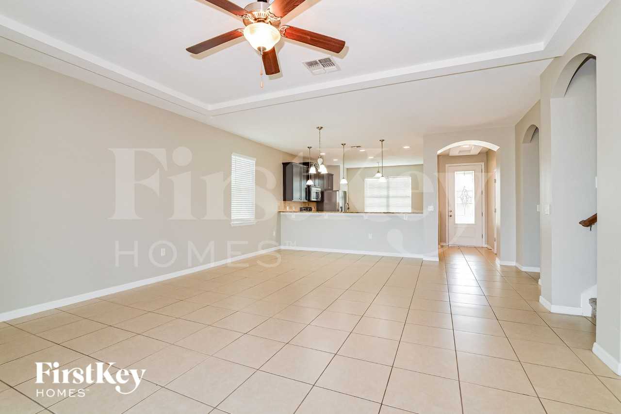 607 Silverthorn Pl - Photo 3 of 19