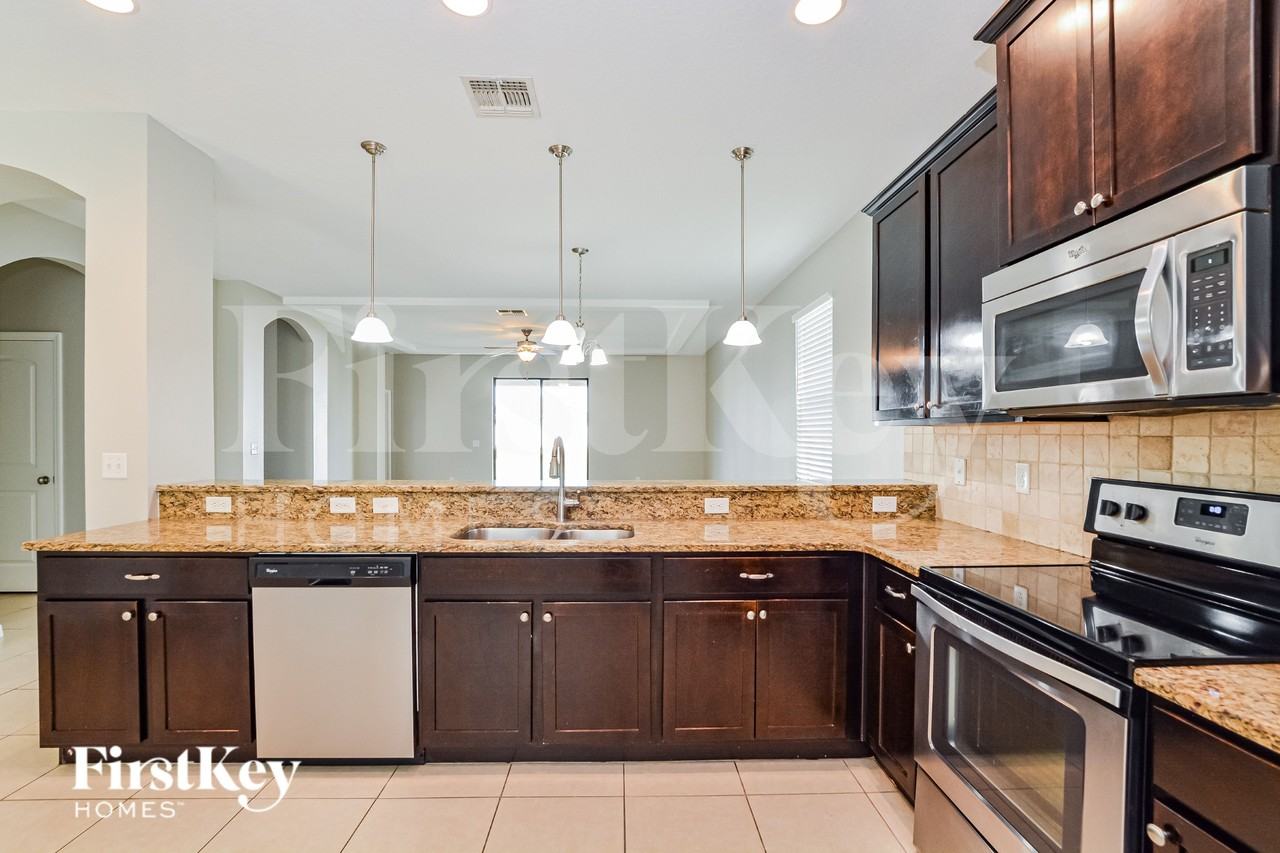 607 Silverthorn Pl - Photo 7 of 19