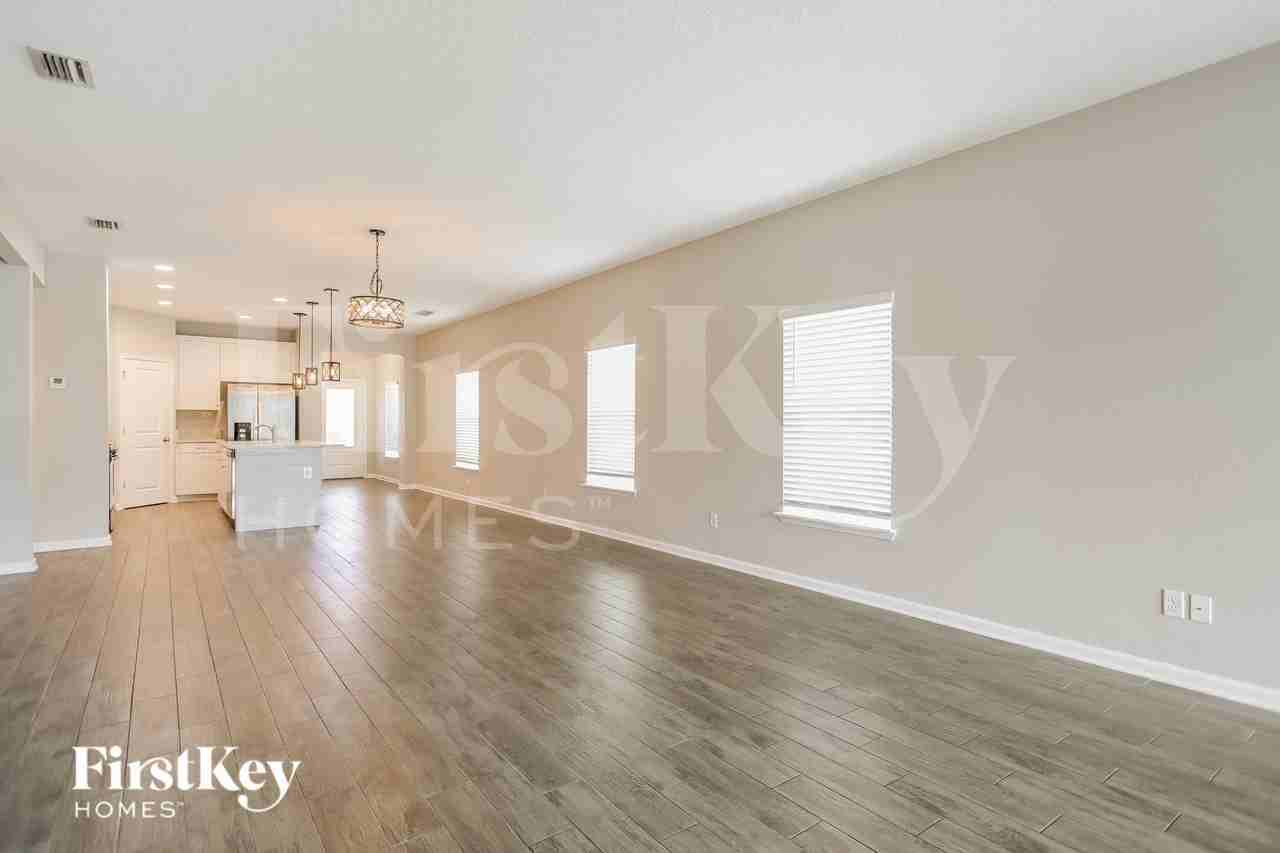 273 Ferndale Way - Photo 3 of 16