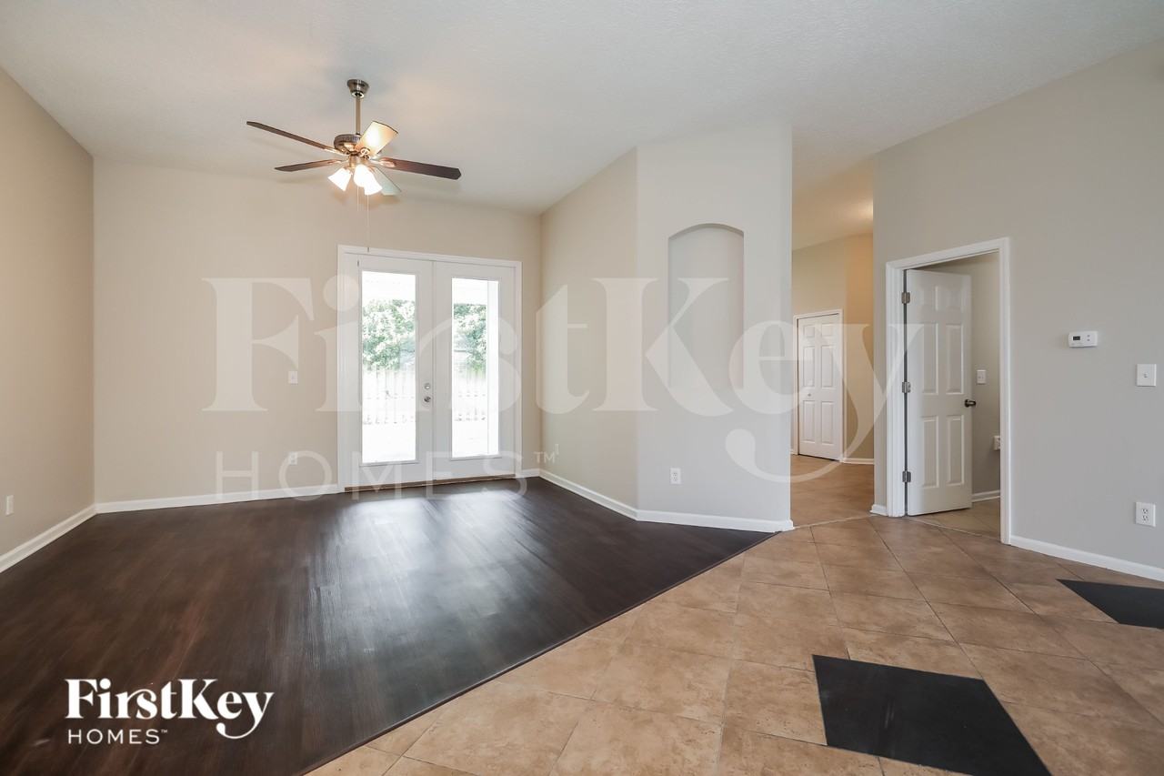 5510 Bristol Bay Ln N - Photo 4 of 15