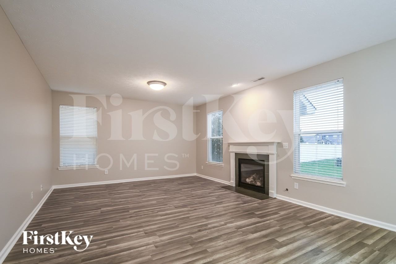 1536 Maplewood Ln - Photo 3 of 15