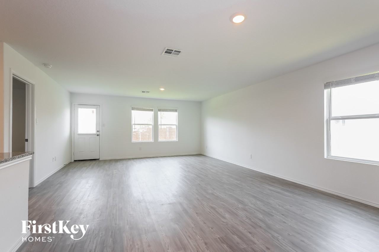 1923 Morse Way - Photo 4 of 15