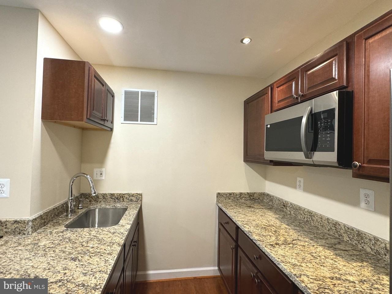 16492 Steerage Circle - Photo 7 of 35